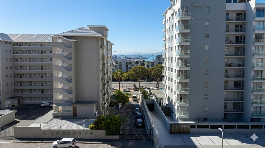 To Let 2 Bedroom Property for Rent in Green Point Western Cape